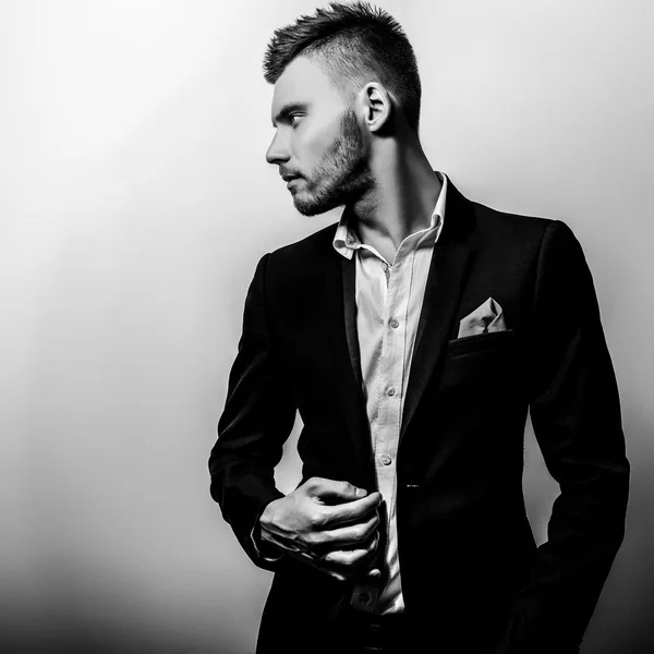 Elegante elegante homem bonito. Retrato de moda estúdio preto-branco . — Fotografia de Stock