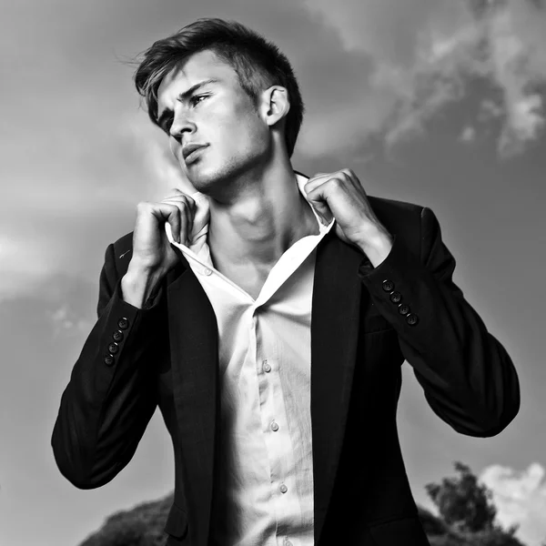 Negro-blanco retrato de hermoso joven al aire libre . —  Fotos de Stock