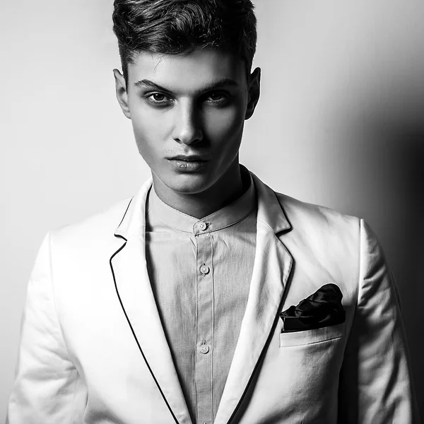 Elegante hombre guapo con estilo. Retrato de moda estudio blanco y negro . — Foto de Stock