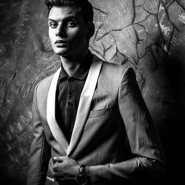 Elegante hombre guapo con estilo. Retrato de moda estudio blanco y negro . — Foto de Stock