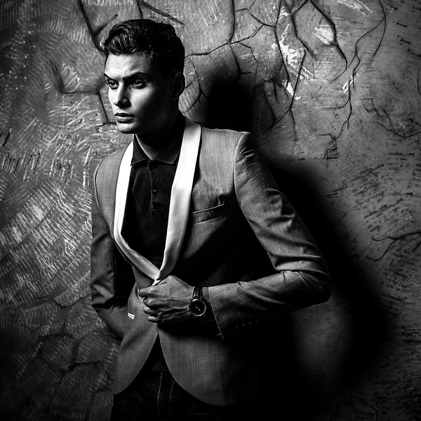 Elegante hombre guapo con estilo. Retrato de moda estudio blanco y negro . — Foto de Stock