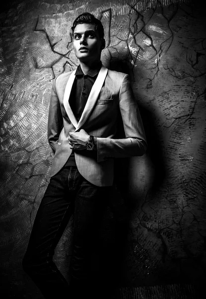 Elegante hombre guapo con estilo. Retrato de moda estudio blanco y negro . — Foto de Stock