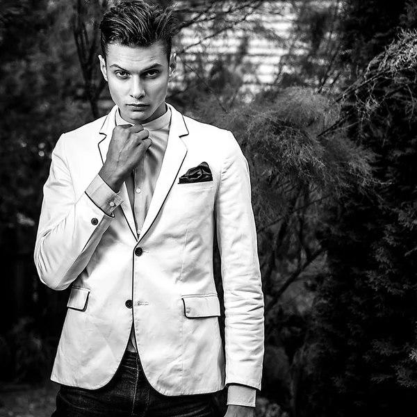 Portrait noir-blanc de jeune bel homme à la mode en plein air . — Photo