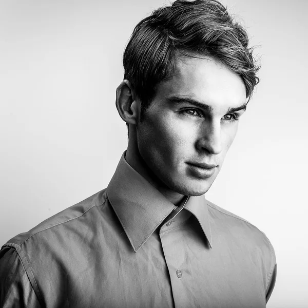 Elegante elegante homem bonito. Retrato de moda estúdio preto-branco . — Fotografia de Stock