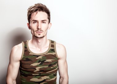 Ordu fanila genç çekici adam.