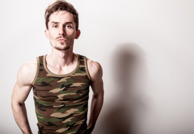 Ordu fanila genç çekici adam.