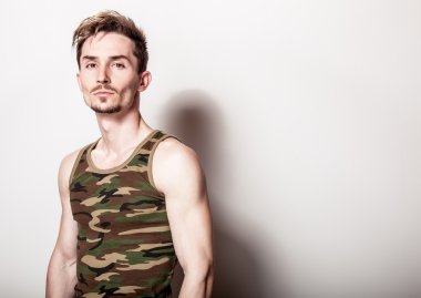 Ordu fanila genç çekici adam.