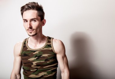 Ordu fanila genç çekici adam.