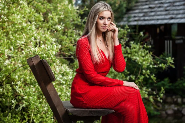 Retrato al aire libre de una hermosa joven rubia —  Fotos de Stock