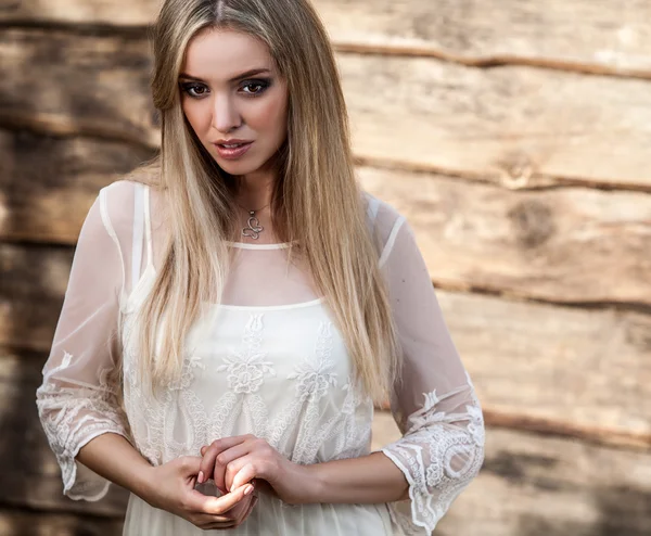 Retrato al aire libre de una hermosa joven rubia — Foto de Stock