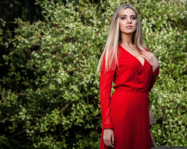 Retrato al aire libre de una hermosa joven rubia — Foto de Stock