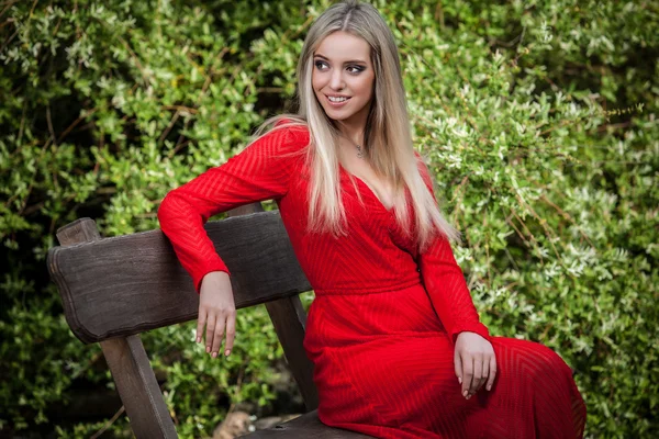 Retrato al aire libre de una hermosa joven rubia — Foto de Stock