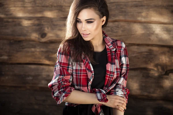 Joven sensual & pose de mujer belleza sobre fondo de madera grunge — Foto de Stock