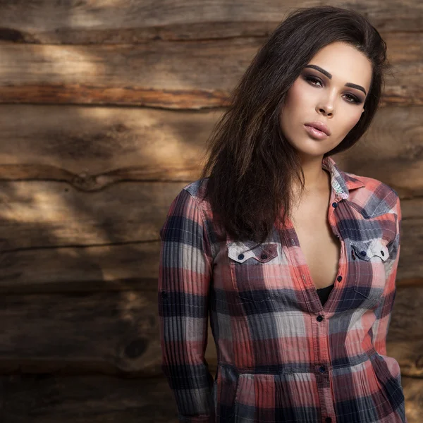 Junge sinnliche & Schönheit Frau posiert auf Grunge-Holz Hintergrund — Stockfoto