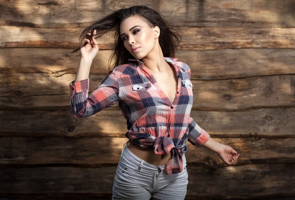 Giovane sensuale & bellezza donna posa su sfondo di legno grunge — Foto Stock