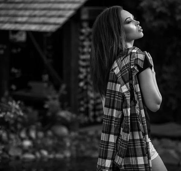 Retrato al aire libre de una hermosa joven — Foto de Stock