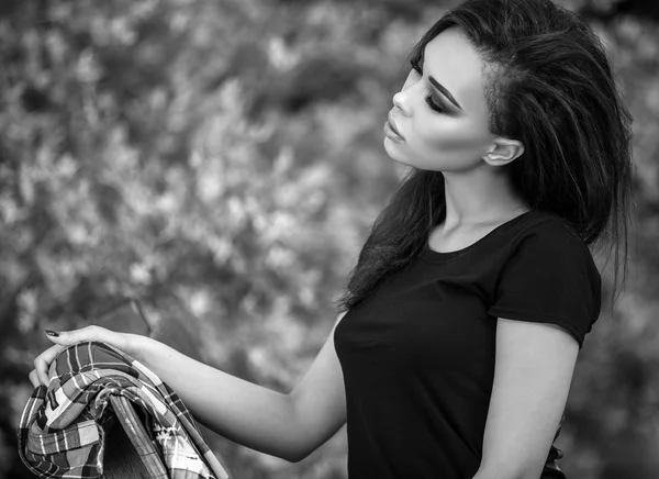 Retrato al aire libre de una hermosa joven — Foto de Stock