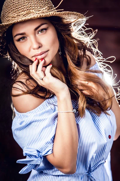 Young sensuele & schoonheid meisje in blauwe jurk vormen tegen grunge houten achtergrond — Stockfoto