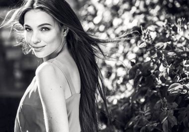 Siyah-beyaz açık havada güzel duygusal genç kadın portresi