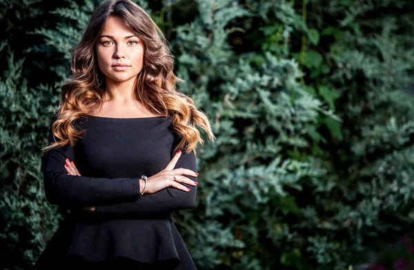 Outdoors portrait of beautiful young woman — Stock Photo, Image