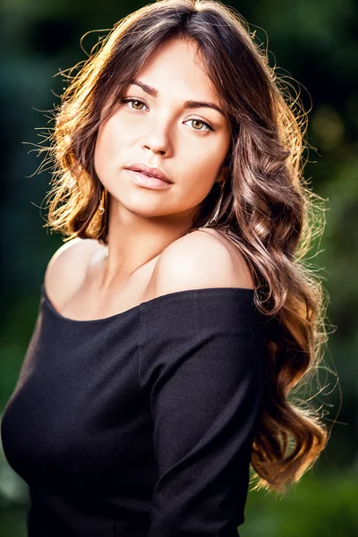 Retrato ao ar livre de bela jovem mulher — Fotografia de Stock