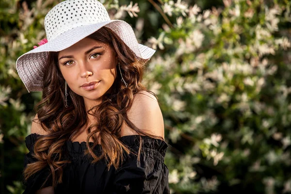 Retrato al aire libre de hermosa mujer joven en sombrero clásico blanco —  Fotos de Stock