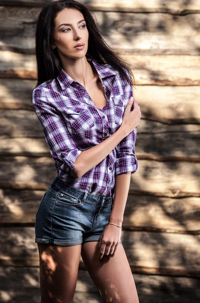 Fiatal, érzéki & barna nő szépségét jelentenek a grunge fából készült háttér — Stock Fotó