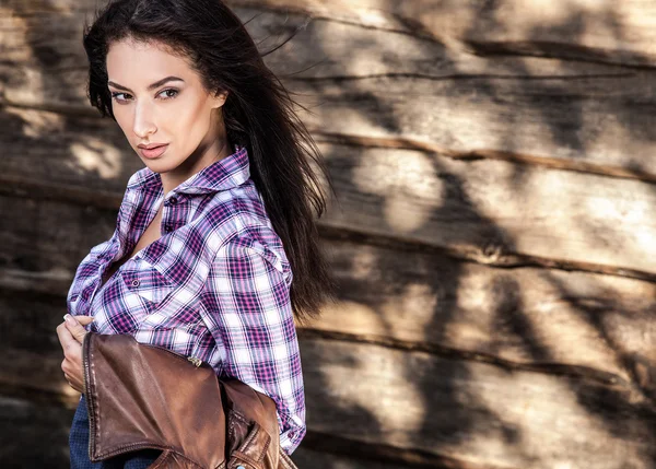 Giovane sensuale & bellezza bruna donna posa su sfondo di legno grunge — Foto Stock
