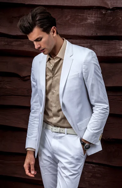 Retrato de joven hermoso hombre de moda contra la pared de madera — Foto de Stock