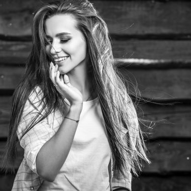 Şehvetli genç ve güzel kız grunge ahşap arka plan üzerinde poz