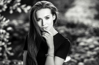 Açık havada siyah-beyaz güzel genç uzun saçlı esmer kadın portresi
