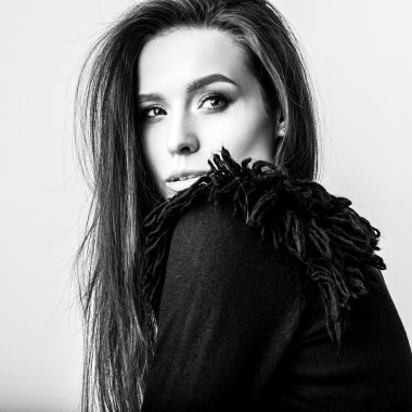 Güzel genç esmer kız portresi stüdyo