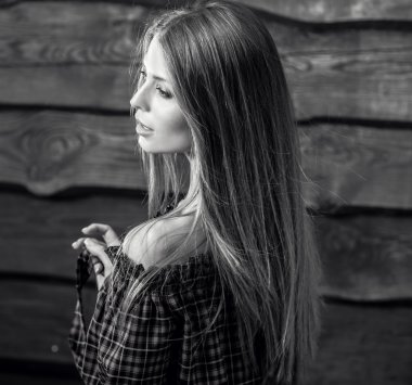 Genç seksi ve güzel sarışın kadın ahşap arka plan üzerinde poz