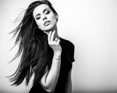 Güzel genç esmer kız portresi stüdyo