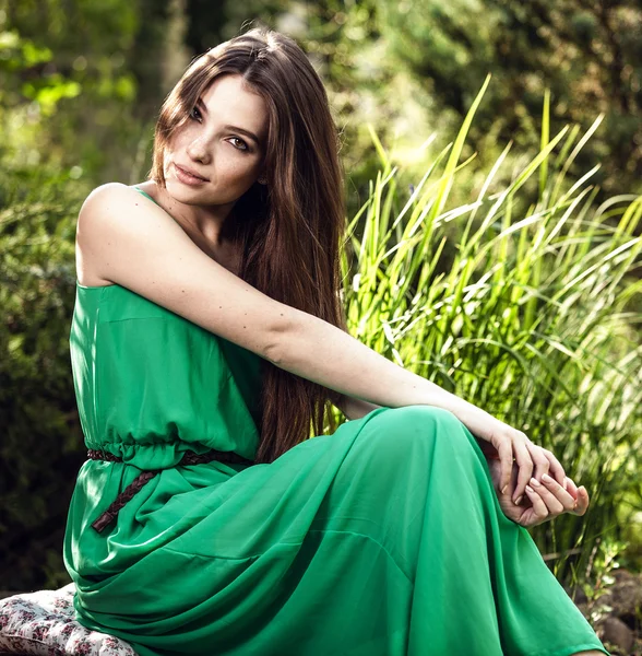Açık havada yeşil elbiseli güzel duygusal genç kadın portresi — Stok fotoğraf