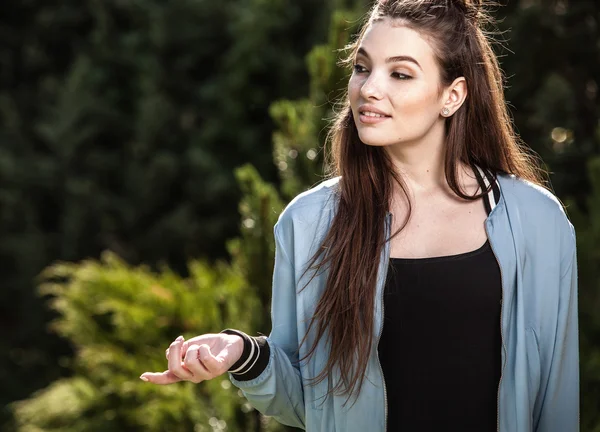 Retrato al aire libre de una hermosa mujer joven emocional —  Fotos de Stock