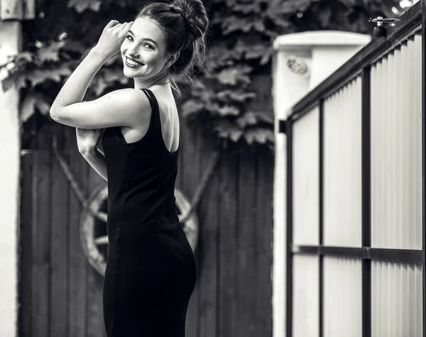 感情的な若い美人のブラック ホワイト屋外ポートレート — ストック写真