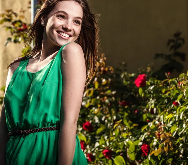 Na zewnątrz portret emocjonalne, piękna, młoda kobieta w zielonej sukni — Zdjęcie stockowe
