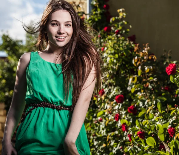 Υπαίθρια πορτρέτο του όμορφη συναισθηματική νεαρή γυναίκα στο πράσινο φόρεμα — Φωτογραφία Αρχείου