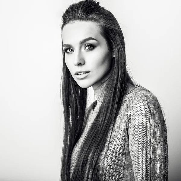 Studio portrait de belle jeune fille brune — Photo