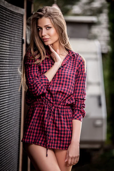 Retrato al aire libre de una hermosa joven rubia — Foto de Stock