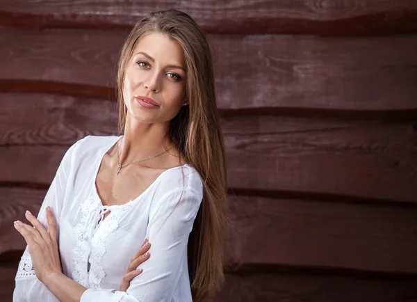 Fiatal, érzéki & szépség Szőke nő jelentenek a fából készült háttér — Stock Fotó
