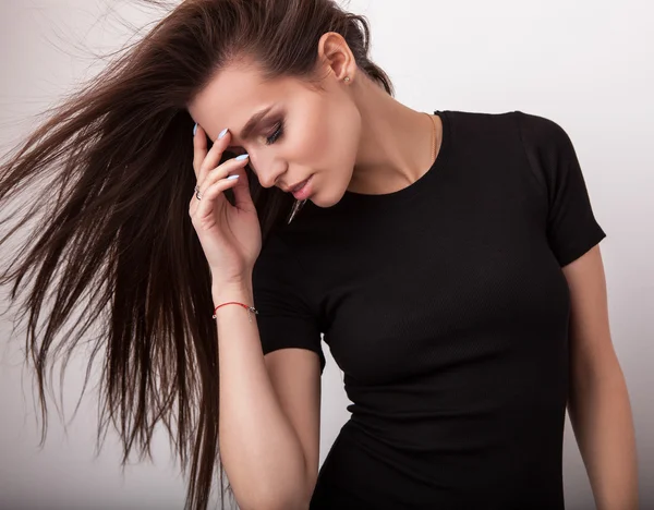 Estúdio retrato de bela jovem morena menina — Fotografia de Stock