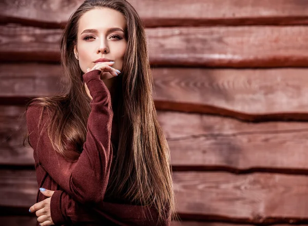 Jeune fille sensuelle & beauté pose sur fond de bois grunge — Photo