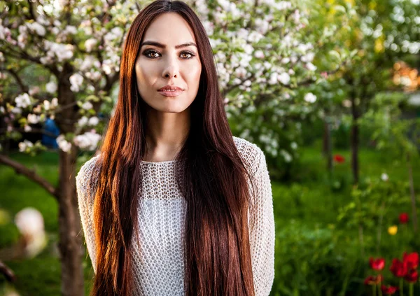 Outdoors portrait of beautiful young long hair brunette woman — Stock Photo, Image