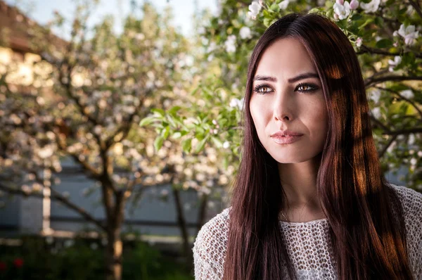 Outdoors portrait of beautiful young long hair brunette woman — Stock Photo, Image