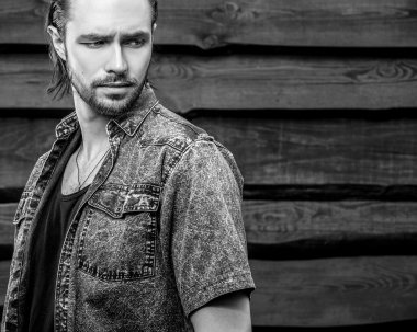 Ahşap duvar karşı genç yakışıklı adam portresi