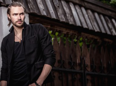 Zarif yakışıklı adam pozlar açık