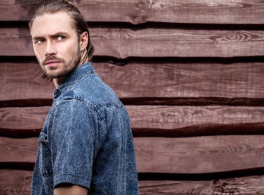 Ahşap duvar karşı genç yakışıklı adam portresi