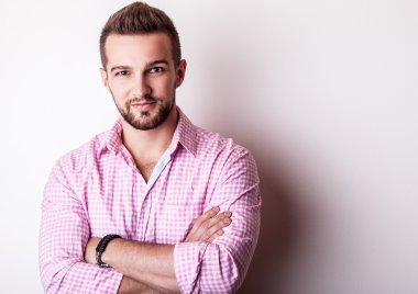 Renkli tişörtlü genç yakışıklı adam poz studio